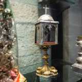 La scorgiamo all�interno di un reliquiario a forma di tabernacolo, con base e sostegno in ottone, mentre la cupoletta e la croce sono in argento